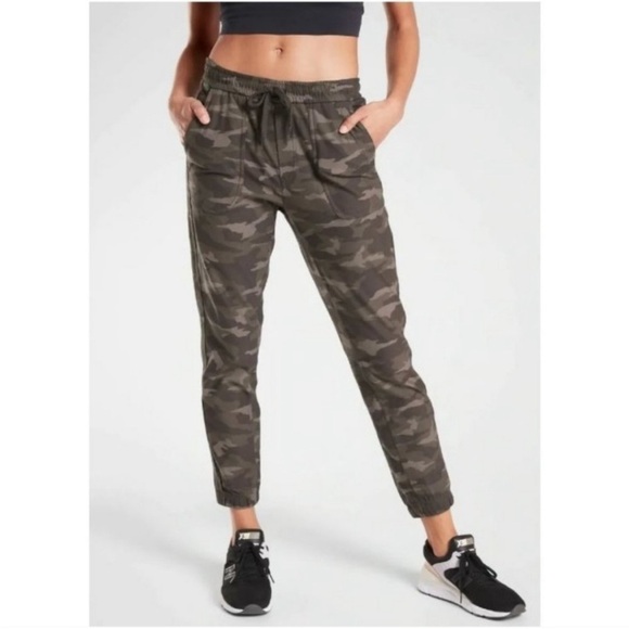 ATHLETA Camo Farallon Jogger Green Commute Travel Active Pants Women's Size 8 - Picture 1 of 13